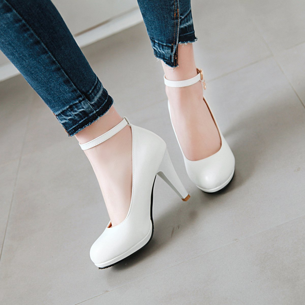 Women's Round Head Buckles High Heel Chunky Pumps