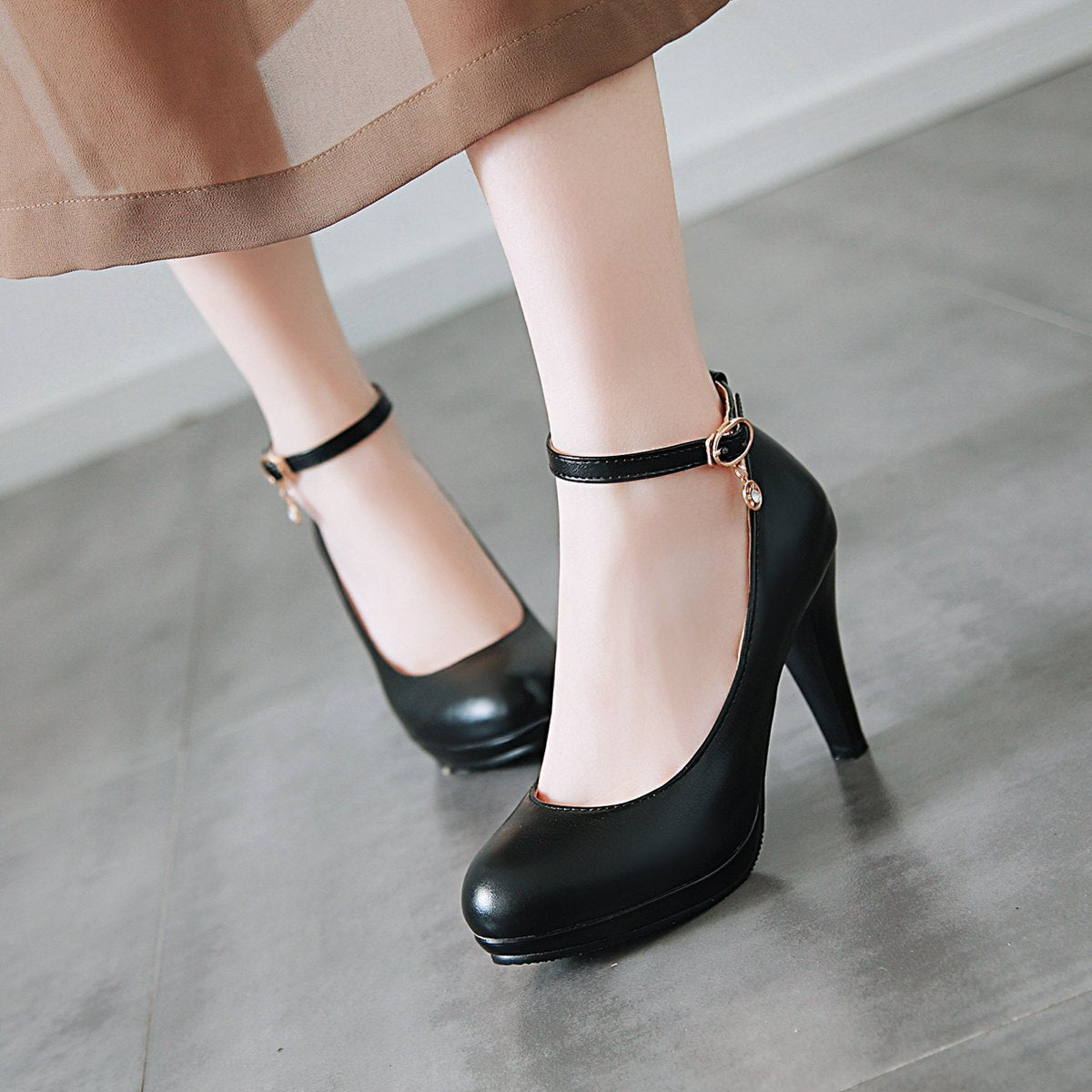 Women's Round Head Buckles High Heel Chunky Pumps