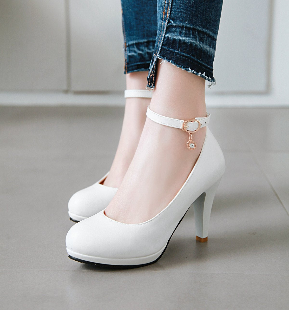 Women's Round Head Buckles High Heel Chunky Pumps